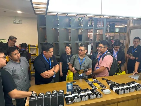 Visitors gathered at the G3 table
